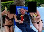 A família do professor Stephen Hawking revela a verdade por trás da foto dele imprensado entre mulheres de biquíni que apareceu nos arquivos de Epstein