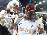 Snoop Dogg dá início à festa em Swansea enquanto o coproprietário e rapper famoso assiste seu lado ao vivo pela primeira vez – com o chefe de Preston sugerindo que o túnel ‘cheirava a maconha’!