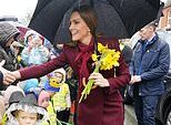William e Kate são cobertos de narcisos enquanto multidões enfrentam a chuva para vê-los em visita ao País de Gales antes do Dia de São David