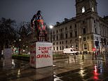 Ativistas pró-Palestina vandalam a estátua de Winston Churchill com slogans de “criminosos de guerra sionistas”