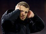 Como a divisão tóxica de Luton Town atingiu o ponto de ebulição para Jack Wilshere: o que o torcedor disse a ele para gerar uma briga feia, as mensagens confusas dos chefes do clube, por que os torcedores estão tão irritados e seu trabalho incansável nos bastidores para ‘virar o caminhão-tanque’