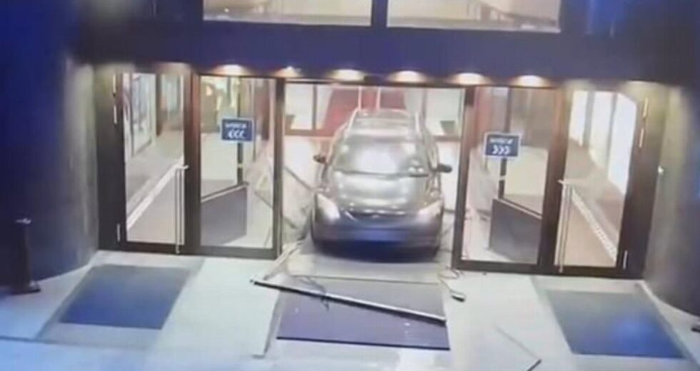 Turista britânico ‘drogado’ quebra carro no saguão de hotel | Notícias do mundo