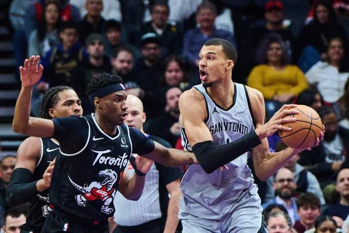 Vassell lidera Spurs na vitória sobre Raptors por 110-107
