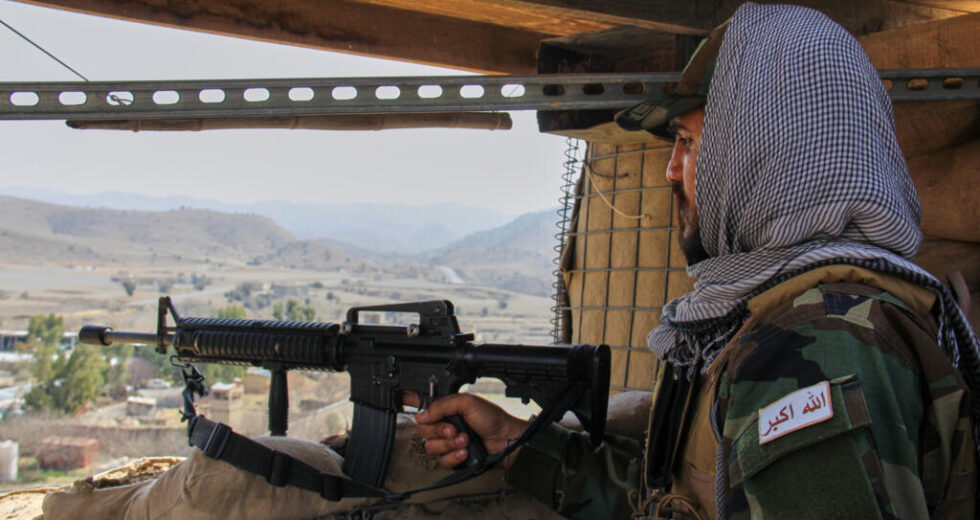 Ao vivo: Duas explosões abalam a cidade de Jalalabad, no Afeganistão, à medida que os esforços diplomáticos se intensificam