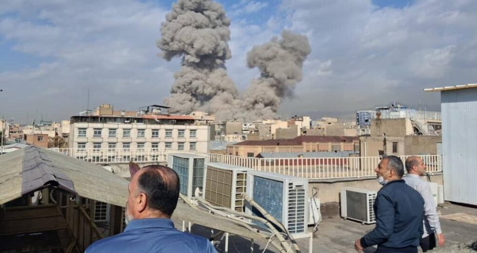 O que sabemos sobre os ataques aéreos conjuntos EUA-Israel ao Irão