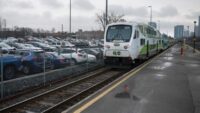 Pessoa mortalmente atropelada por trem GO, atrasos na linha Kitchener