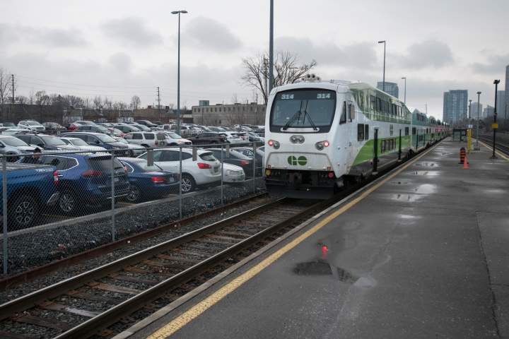 Pessoa mortalmente atropelada por trem GO, atrasos na linha Kitchener