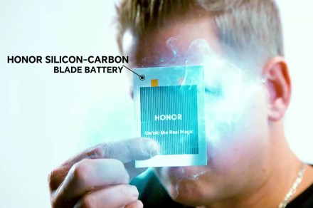 Honor apresenta sua bateria de silício-carbono de última geração, tão fina quanto uma carta de baralho