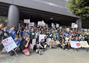 Membros da WGA West juntam-se ao piquete do Sindicato dos Funcionários