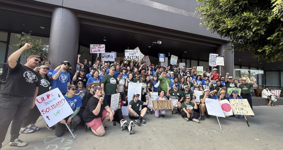 Membros da WGA West juntam-se ao piquete do Sindicato dos Funcionários