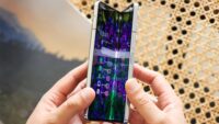 Os próximos telefones dobráveis ​​da Samsung podem detectar detritos antes que danifiquem a tela