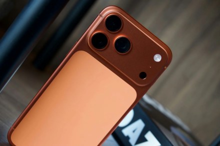 O orifício da câmera frontal do iPhone 18 Pro pode ficar menor, mas não espere que ele desapareça