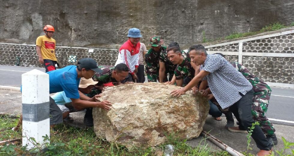 Penhasco desaba na subida do Clongop GK, pede-se aos usuários da estrada que estejam alertas