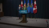 Premier Danielle Smith revelando detalhes do futuro financiamento educacional de Alberta