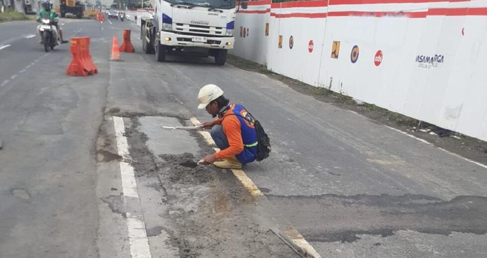 Separador do anel viário norte desmontado para rampa de pedágio de Jogja-Solo