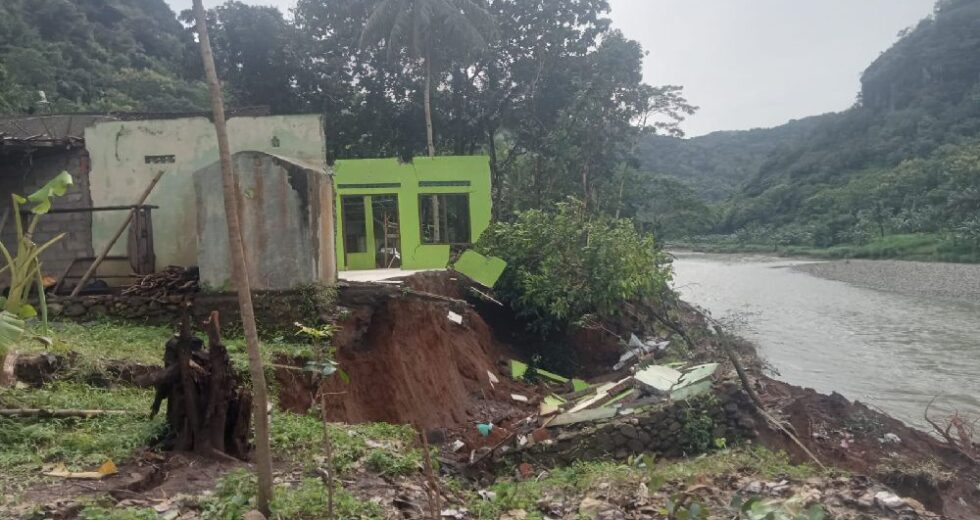 A sala de oração Ngepohsari Bantul desabou devido à erosão do rio Oya