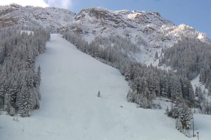 2 esquiadores pegos em avalanche, a oeste de Calgary, 1 encontrado ‘sem resposta’
