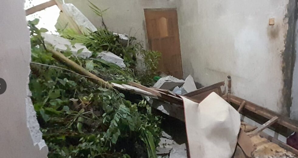 Deslizamento de terra atinge Kokap Kulonprogo, duas casas e estrada afetadas