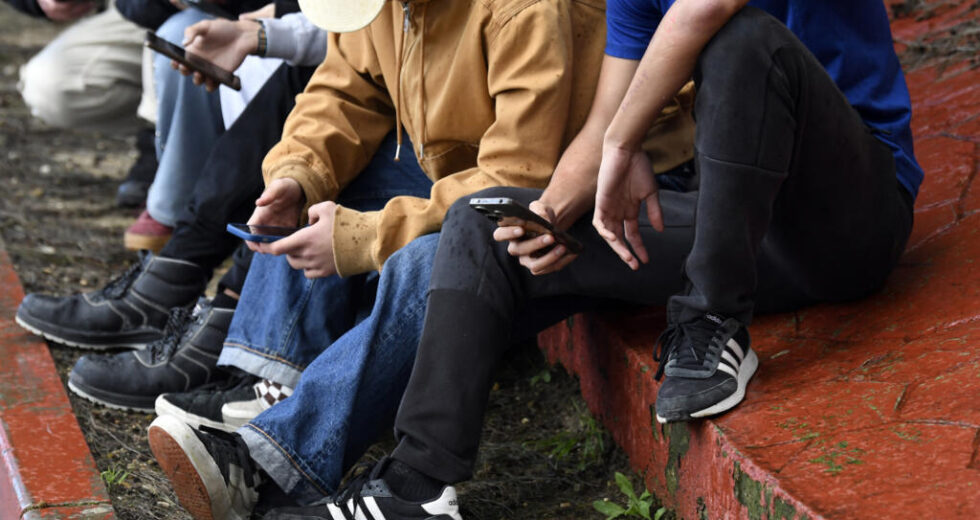 ‘Danos ao nível da população’: Relatório Mundial da Felicidade assinala o impacto negativo das redes sociais