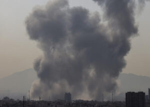 A semana em imagens: Guerra no Médio Oriente, discurso de Trump sobre o Estado da União e neve em Nova Iorque