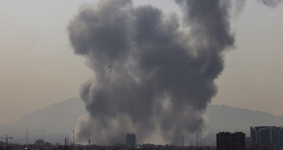 A semana em imagens: Guerra no Médio Oriente, discurso de Trump sobre o Estado da União e neve em Nova Iorque
