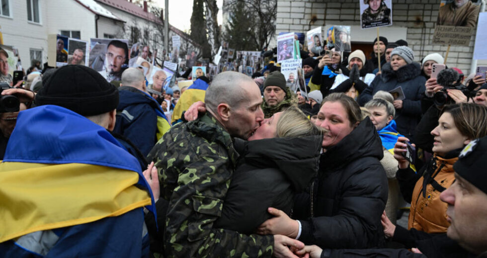Zelensky visita a frente oriental enquanto Ucrânia e Rússia concluem troca de prisioneiros de guerra
