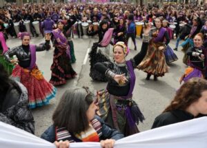 Pelicot se junta à marcha de Paris enquanto manifestações em todo o mundo marcam o Dia Internacional da Mulher