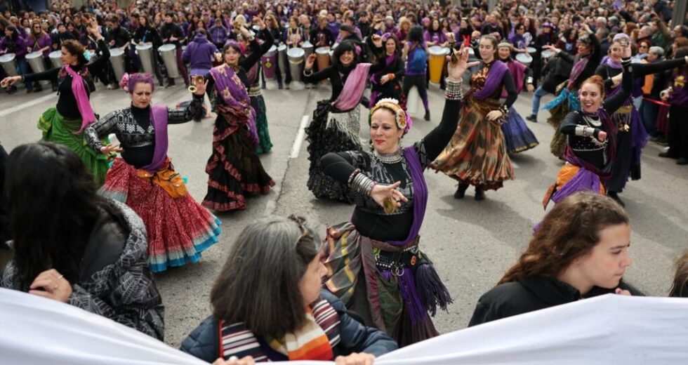 Pelicot se junta à marcha de Paris enquanto manifestações em todo o mundo marcam o Dia Internacional da Mulher