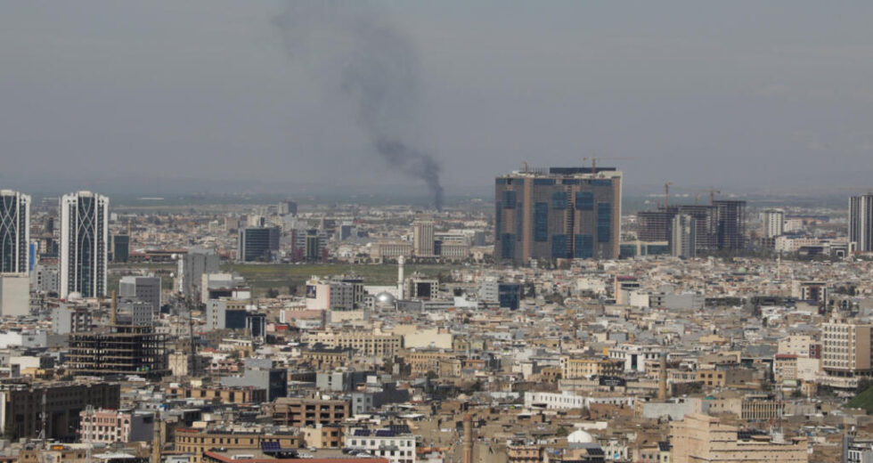 Macron diz que oficial foi morto no Iraque enquanto grupo pró-Irã promete atingir interesses franceses