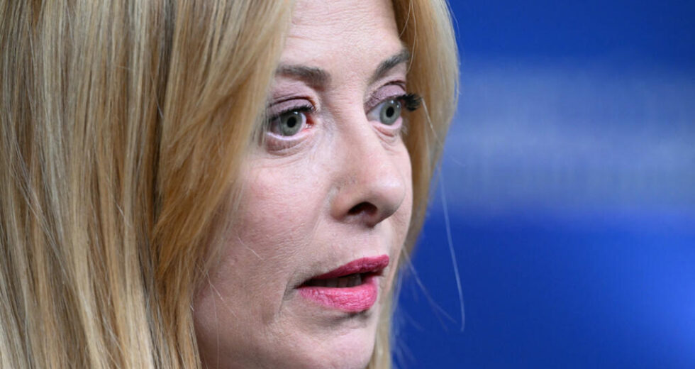 Eleitores italianos rejeitam reforma judicial de Giorgia Meloni em derrota no referendo