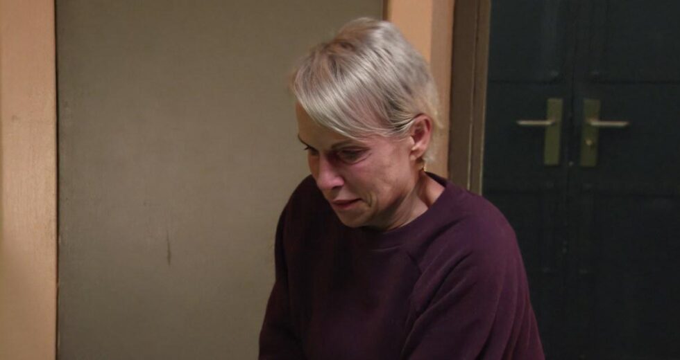 Resultado angustiante da Coronation Street quando a traumatizada Debbie desmaia na prisão | Sabonetes