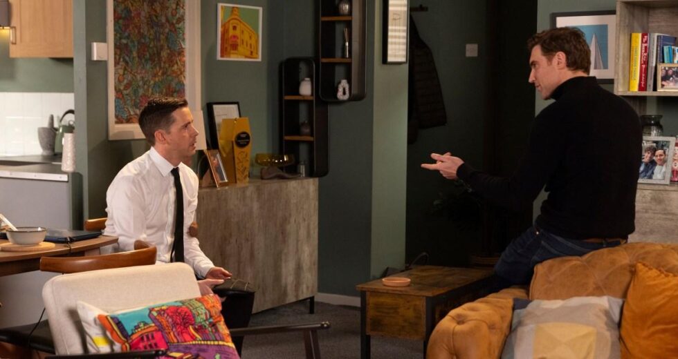 Cenas sombrias da Coronation Street quando o agressor Theo confronta Todd com uma faca | Sabonetes