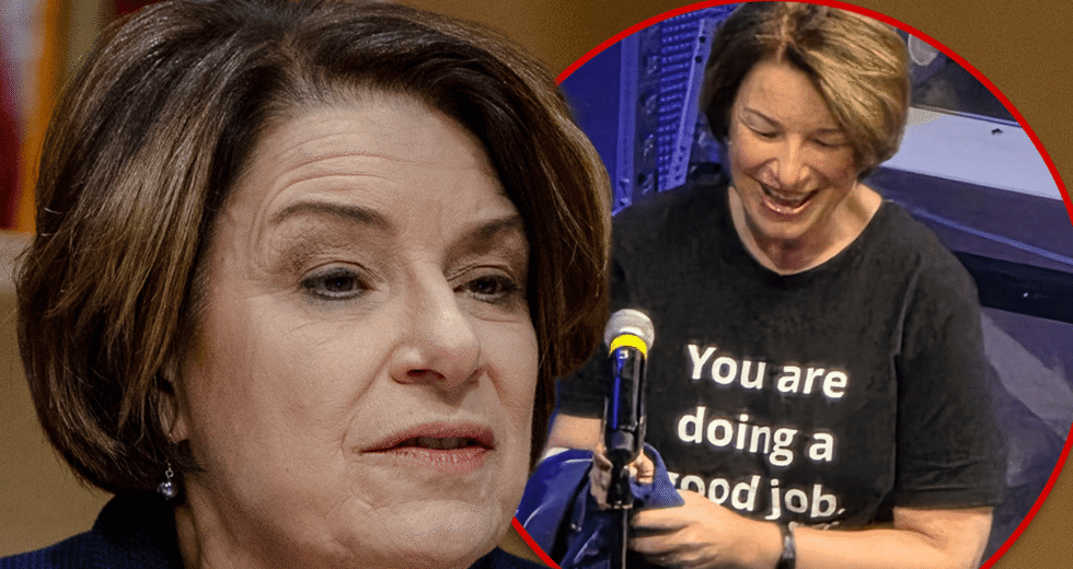 A senadora Amy Klobuchar usa camiseta ‘Bom trabalho’ em meio à paralisação do governo