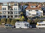 Moradores furiosos de casas costeiras de £ 1 milhão atacaram uma frota de autocaravanas estacionadas durante meses fora de suas propriedades, cujos proprietários não precisam pagar imposto municipal ou mesmo taxas de estacionamento