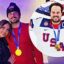 A estrela do hóquei nos Jogos Olímpicos de Inverno dos EUA torna-se pública com uma nova namorada semanas depois de ganhar a medalha de ouro