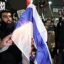 Manifestantes pró-Irã incendeiam a bandeira israelense e gritam ‘morte às FDI’ na vigília do aiatolá em Birmingham