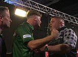Estrelas inglesas de dardos CLASH no UK Open enquanto a dupla precisa ser separada na frente de fãs vaiando – após incidente envolvendo mão ensanguentada no Campeonato Mundial