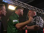 Estrelas inglesas de dardos CLASH no UK Open enquanto a dupla precisa ser separada na frente de fãs vaiando – após incidente envolvendo mão ensanguentada no Campeonato Mundial