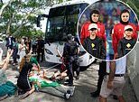 Caos enquanto os manifestantes tentam impedir que estrelas do futebol iraniano voem e uma estrela tem que ser arrastada para o ônibus – quando a mensagem de quatro palavras que levou à fuga do asilo vem à tona