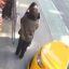 Momento insano: táxi em Nova York atropela pedestres… e o milagre que os salvou da morte