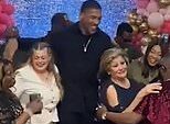 Imagens comoventes mostram Anthony Joshua dançando com as mães de seus dois amigos que morreram – após um discurso sincero durante a festa do Dia das Mães