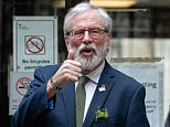 O ex-presidente do Sinn Fein, Gerry Adams, nega ter sido membro do IRA ao prestar depoimento no tribunal britânico pela primeira vez