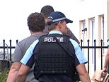 Policiais correm para a escola em Rose Bay após relatos de um adolescente com uma arma de fogo