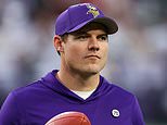 Minnesota Vikings contrata o quarterback campeão do Super Bowl, Carson Wentz, enquanto preparam um confronto triplo pela vaga inicial