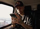 Por dentro do mundo de Neymar: Superstar dá um vislumbre de sua vida no Brasil com camisas de Ronaldo e Lionel Messi na parede, viagens particulares de helicóptero e sessões de recuperação em sua sala de jogos exclusiva