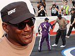 O principal proprietário da NASCAR, Michael Jordan, comemora a quarta vitória do ano do piloto Tyler Reddick no pit row