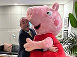 O chefe da Usina Elétrica de Battersea foi demitido por causa de conduta ‘imprópria’, incluindo abraçar Peppa Pig na inauguração de uma loja, disse o tribunal