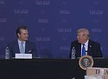 ‘Pete, acho que você foi o primeiro a dizer ‘vamos fazer isso”: Momento em que Hegseth força um sorriso enquanto Trump sugere que a guerra no Irã foi ideia dele, já que o conflito causa mais caos econômico