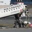 O controlador de tráfego aéreo que enviou um caminhão de bombeiros na direção do avião da Air Canada e matou dois continuou trabalhando mesmo após o acidente do LaGuardia, diz NTSB