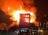‘Inferno absoluto’ em edifício listado como Grau II enquanto ruas vizinhas são evacuadas